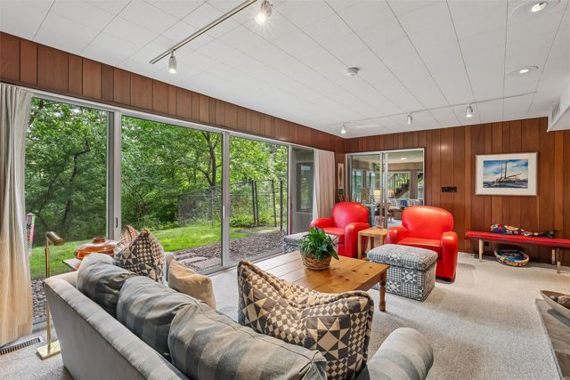 5324 Robertson Drive, Des Moines, IA 50312