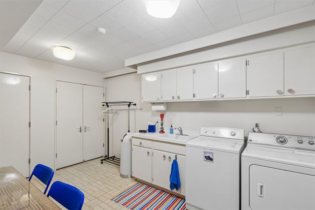 5324 Robertson Drive, Des Moines, IA 50312