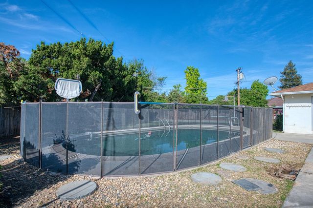 1265 E Portals Avenue, Fresno, CA 93710
