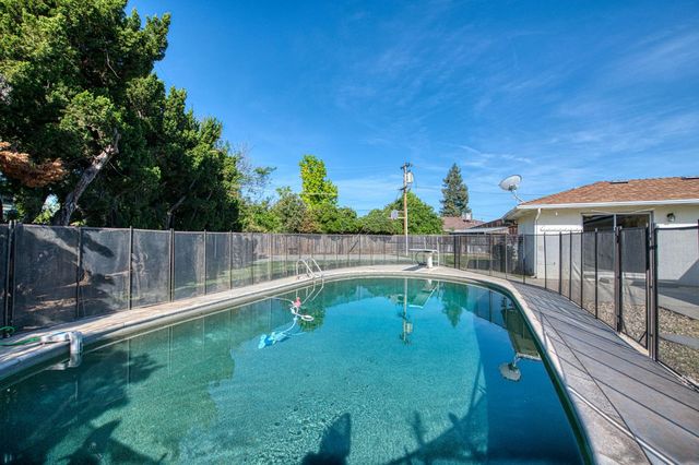 1265 E Portals Avenue, Fresno, CA 93710