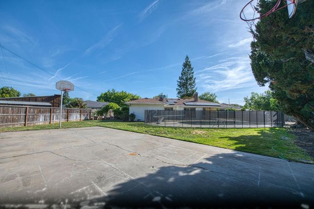 1265 E Portals Avenue, Fresno, CA 93710