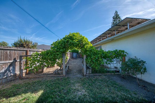 1265 E Portals Avenue, Fresno, CA 93710