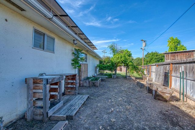 1265 E Portals Avenue, Fresno, CA 93710
