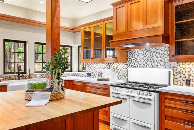 12076 Cloud Ridge Rd, Healdsburg, CA 95448