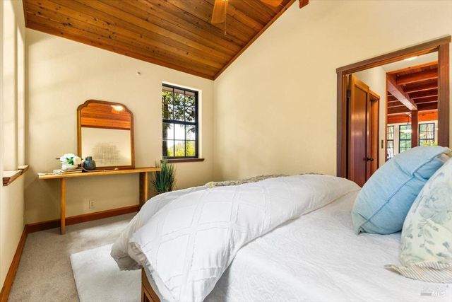 12076 Cloud Ridge Rd, Healdsburg, CA 95448