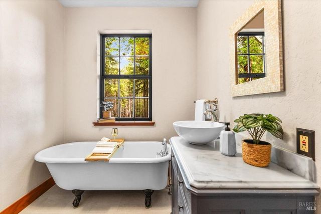 12076 Cloud Ridge Rd, Healdsburg, CA 95448