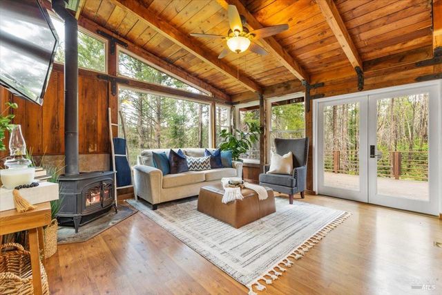 12076 Cloud Ridge Rd, Healdsburg, CA 95448