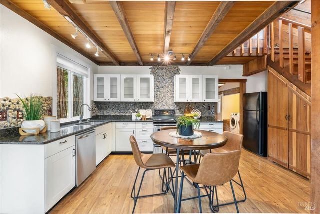 12076 Cloud Ridge Rd, Healdsburg, CA 95448