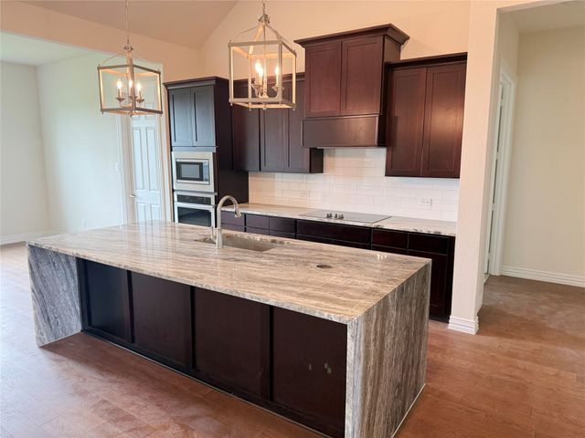 208 Slimp Bluff, Azle, TX 76020
