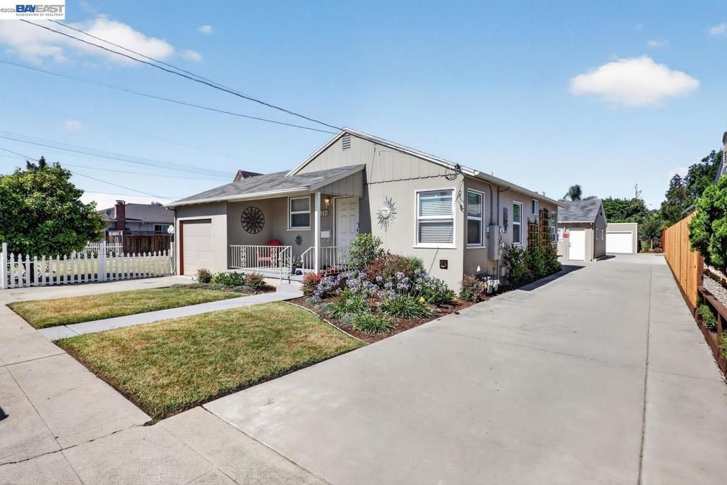Image 3 of property listing at 20843 Chester St, Castro Valley, CA 94546