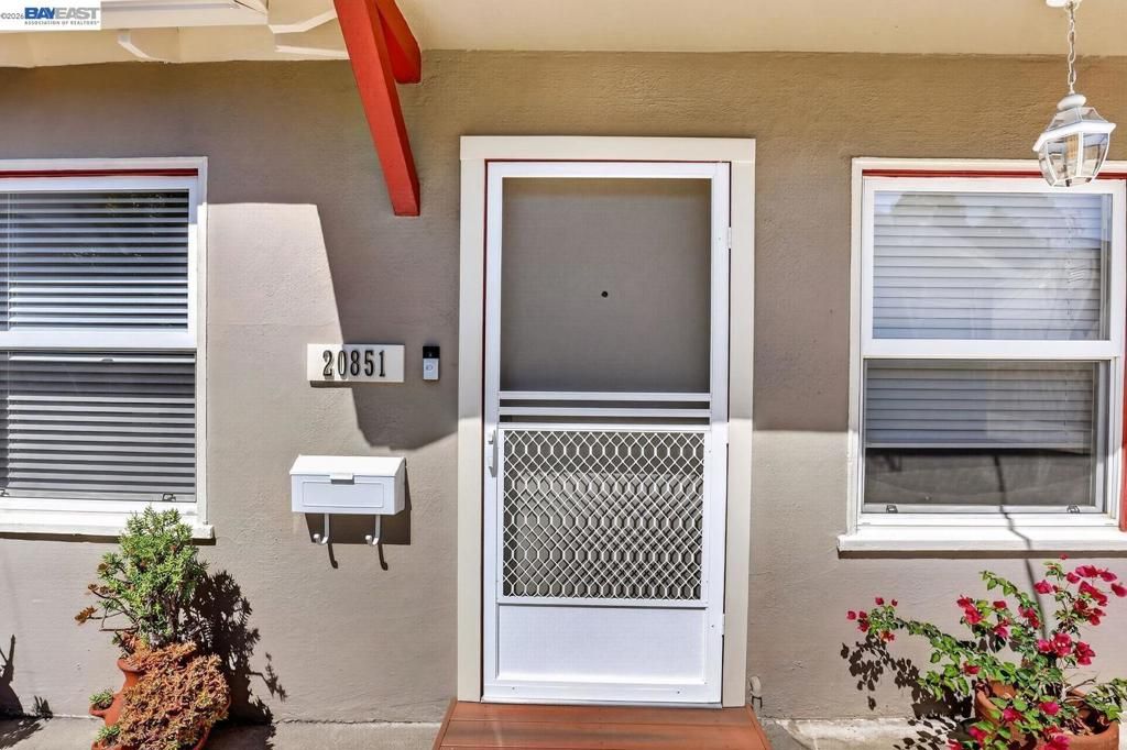 Image 5 of property listing at 20843 Chester St, Castro Valley, CA 94546