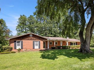 6 Ravenswood Road, Flat Rock, NC 28731