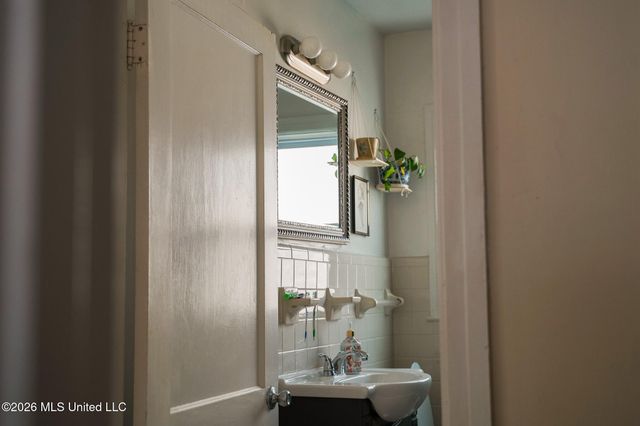 632 Woodbury Road, Jackson, MS 39206