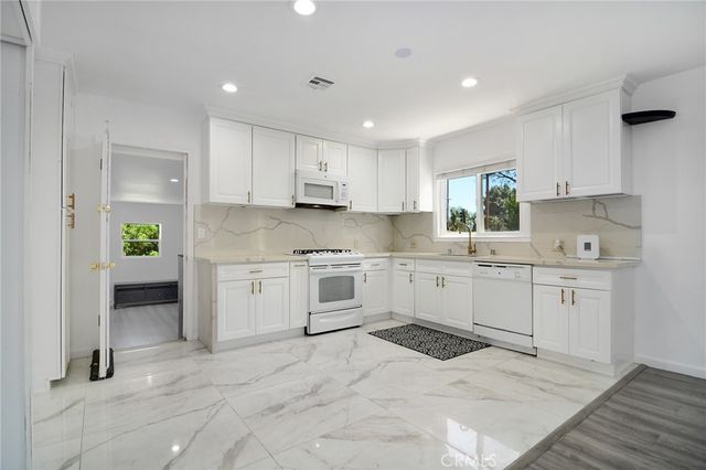 22602 Victory Boulevard, Woodland Hills, CA 91367