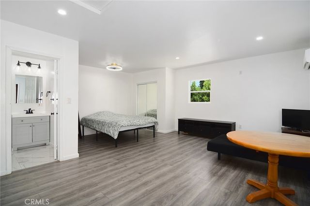 22602 Victory Boulevard, Woodland Hills, CA 91367
