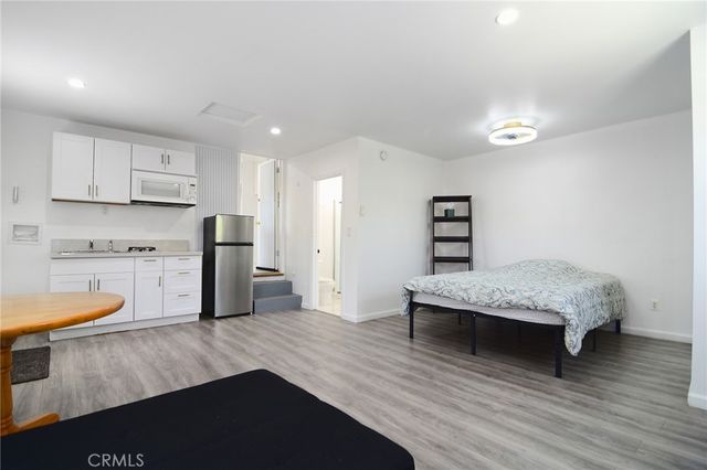 22602 Victory Boulevard, Woodland Hills, CA 91367