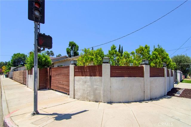 22602 Victory Boulevard, Woodland Hills, CA 91367