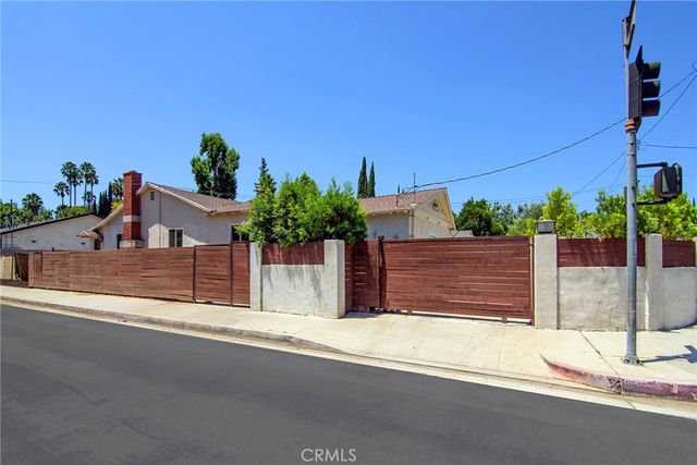 22602 Victory Boulevard, Woodland Hills, CA 91367
