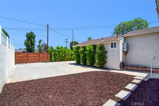 22602 Victory Boulevard, Woodland Hills, CA 91367