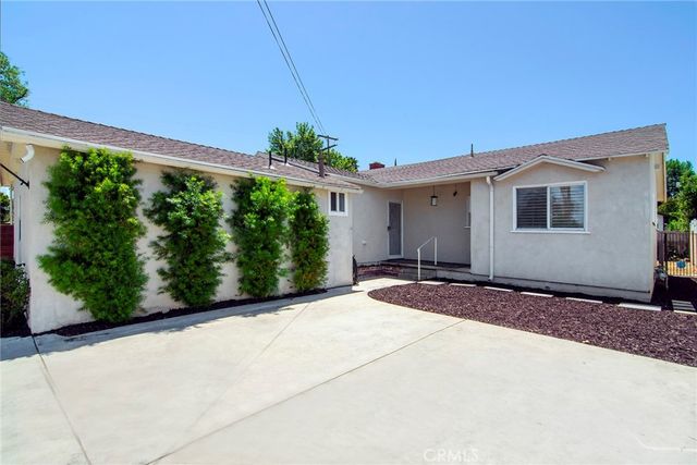 22602 Victory Boulevard, Woodland Hills, CA 91367