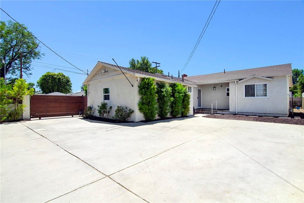 Image 1 of property listing at 22602 Victory Boulevard, Woodland Hills, CA 91367
