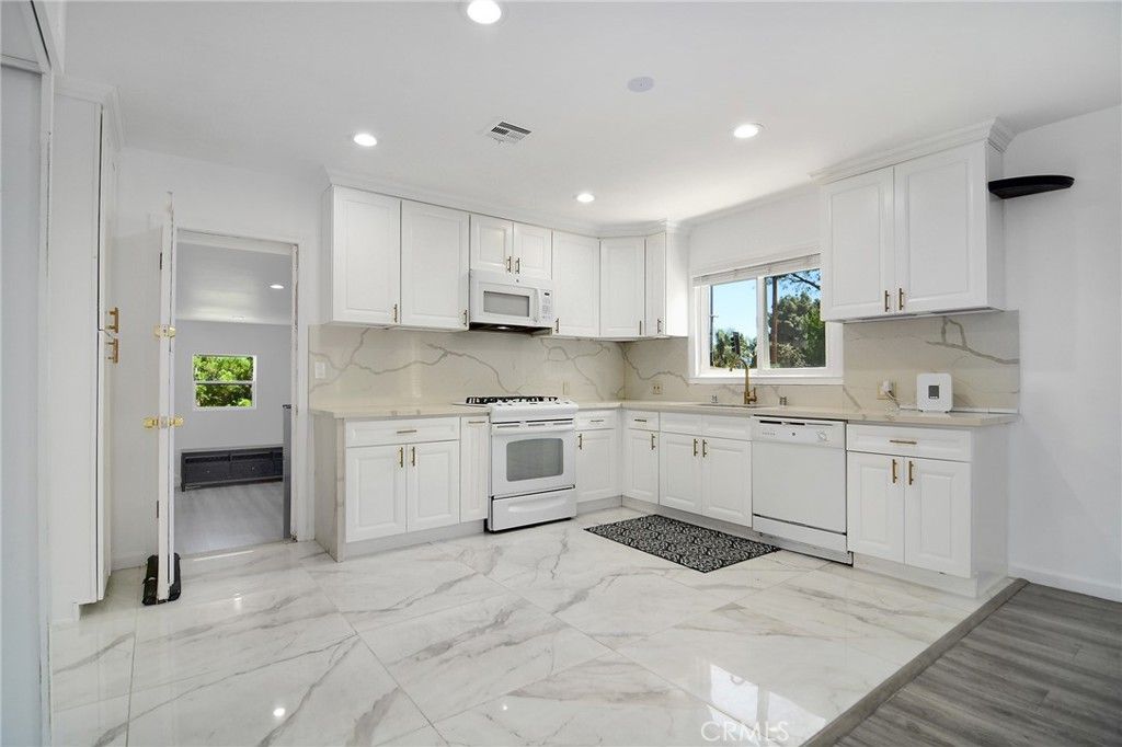 Image 10 of property listing at 22602 Victory Boulevard, Woodland Hills, CA 91367