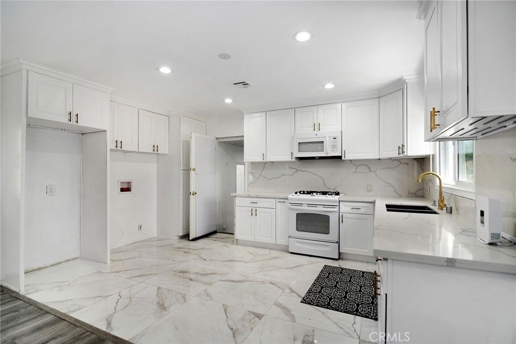 Image 11 of property listing at 22602 Victory Boulevard, Woodland Hills, CA 91367