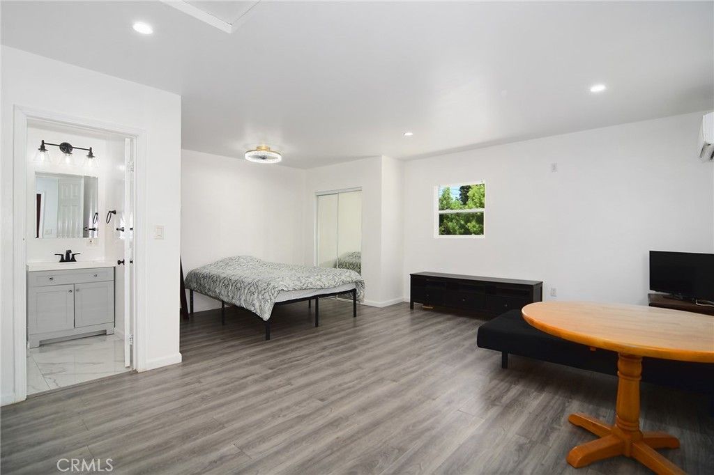 Image 12 of property listing at 22602 Victory Boulevard, Woodland Hills, CA 91367