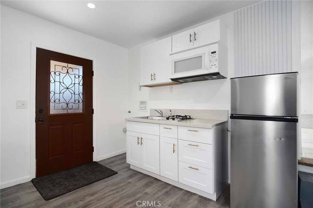 Image 14 of property listing at 22602 Victory Boulevard, Woodland Hills, CA 91367