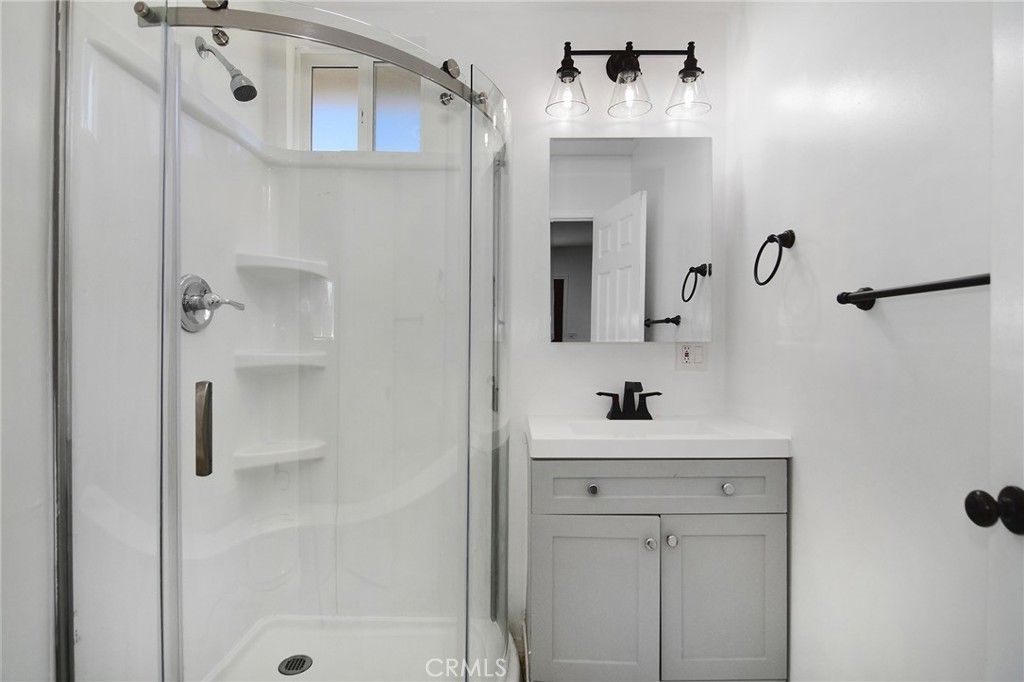 Image 16 of property listing at 22602 Victory Boulevard, Woodland Hills, CA 91367