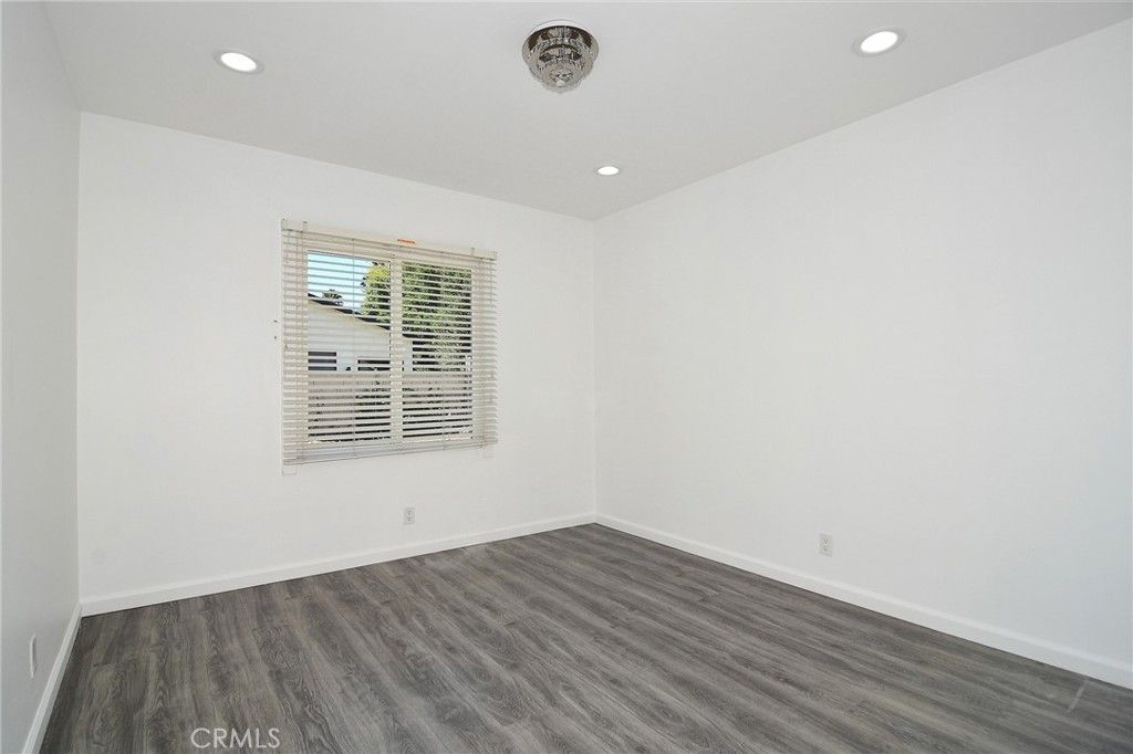 Image 17 of property listing at 22602 Victory Boulevard, Woodland Hills, CA 91367