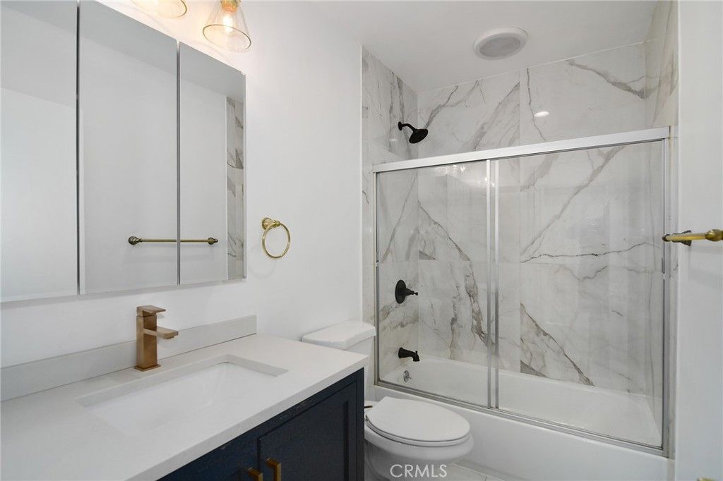 Image 18 of property listing at 22602 Victory Boulevard, Woodland Hills, CA 91367