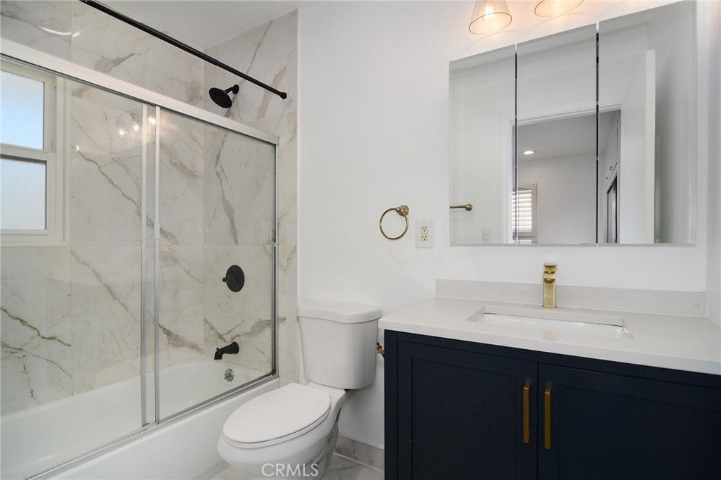 Image 22 of property listing at 22602 Victory Boulevard, Woodland Hills, CA 91367