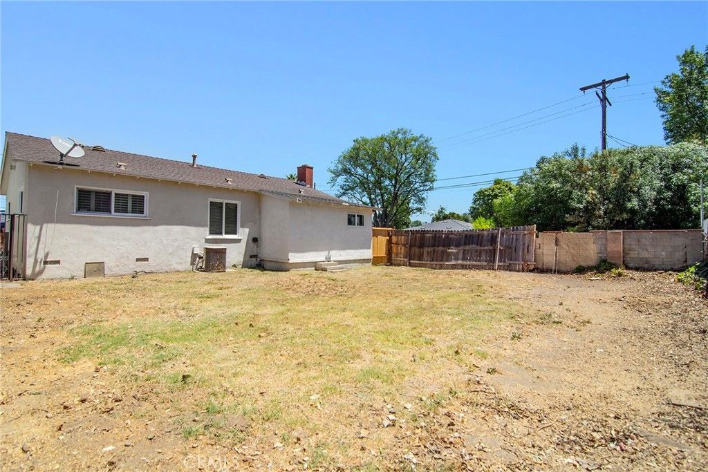 Image 23 of property listing at 22602 Victory Boulevard, Woodland Hills, CA 91367