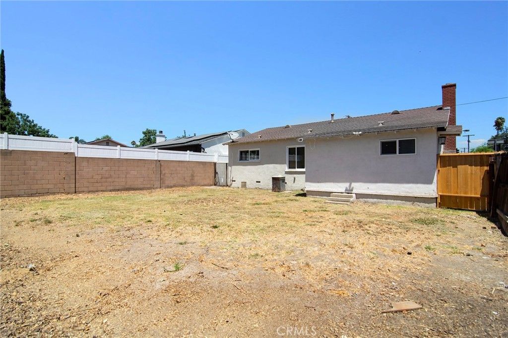 Image 24 of property listing at 22602 Victory Boulevard, Woodland Hills, CA 91367