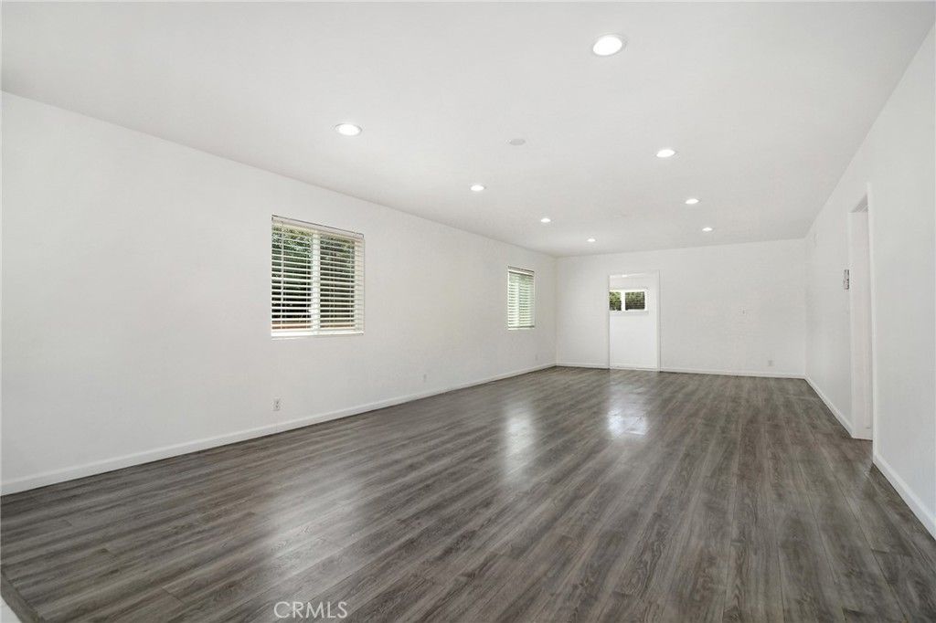 Image 7 of property listing at 22602 Victory Boulevard, Woodland Hills, CA 91367