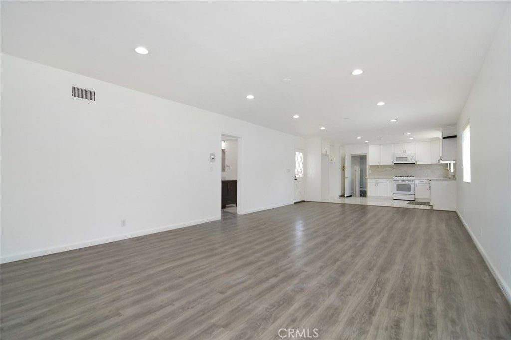 Image 9 of property listing at 22602 Victory Boulevard, Woodland Hills, CA 91367