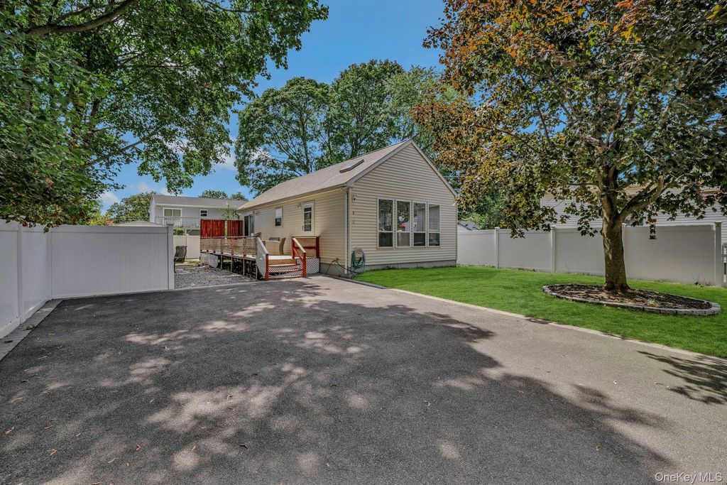 8 Holbrook Street, Bay Shore, NY 11706