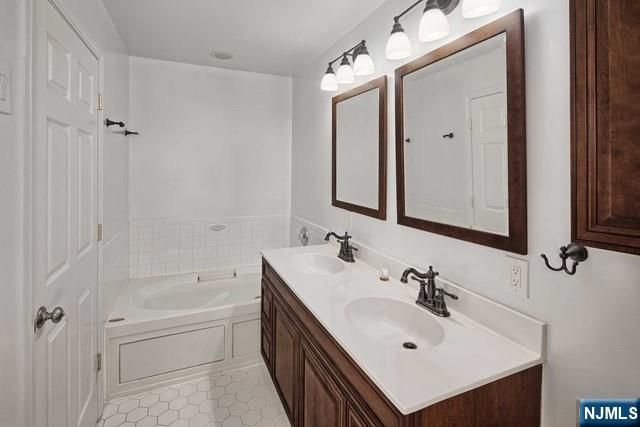 453 Albany Court, West New York, NJ 07093