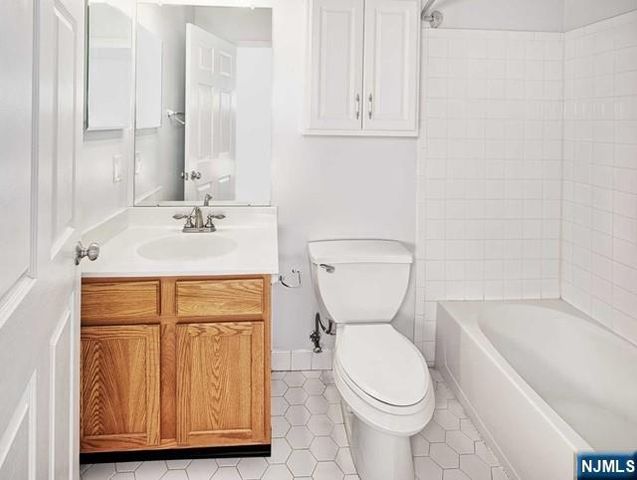 453 Albany Court, West New York, NJ 07093