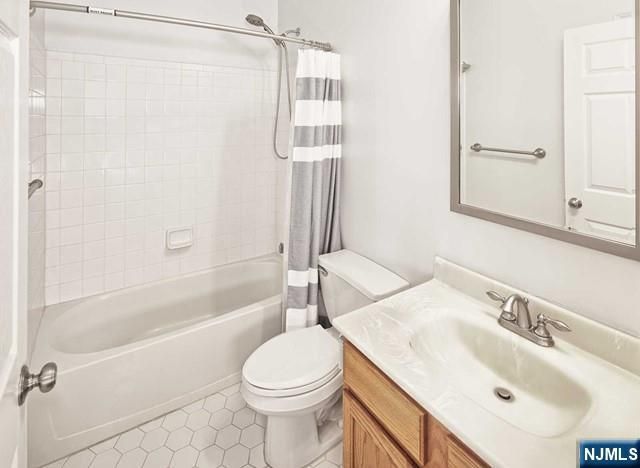 453 Albany Court, West New York, NJ 07093