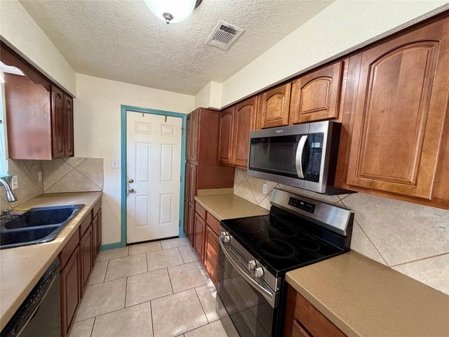 1201 N Heron Drive, Seabrook, TX 77586