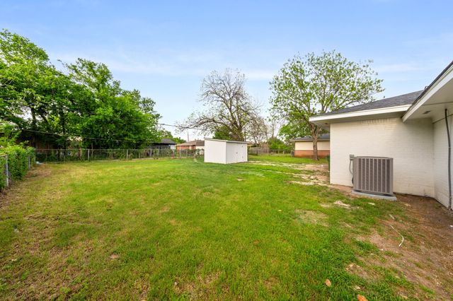4435 Flo Avenue, Cockrell Hill, TX 75211
