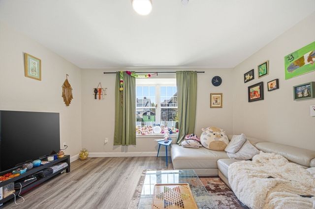 365 Newport Ave 303, Quincy, MA 02170