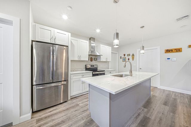 365 Newport Ave 303, Quincy, MA 02170