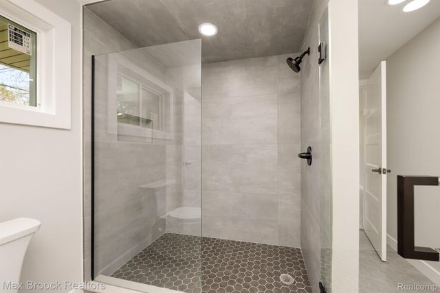 5240 CLARENDON CREST Street, Bloomfield Charter Township, MI 48302