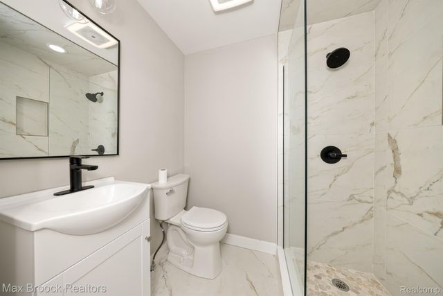 5240 CLARENDON CREST Street, Bloomfield Charter Township, MI 48302