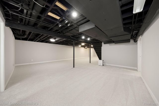 5240 CLARENDON CREST Street, Bloomfield Charter Township, MI 48302