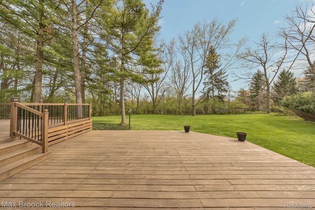 5240 CLARENDON CREST Street, Bloomfield Charter Township, MI 48302