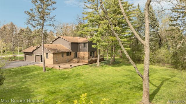 5240 CLARENDON CREST Street, Bloomfield Charter Township, MI 48302